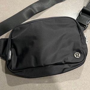 Black Lululemon everywhere belt bag- large NWOT